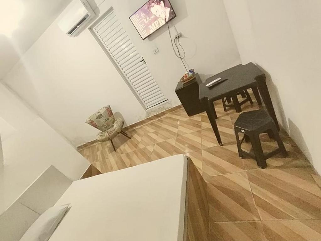 a room with a desk and a chair and a table at Apartamentos Mobiliados - UFRPE-UABJ in Belo Jardim