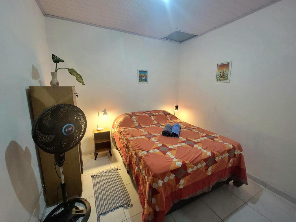 Postel nebo postele na pokoji v ubytování Quarto Casas na Praça Serra Grande
