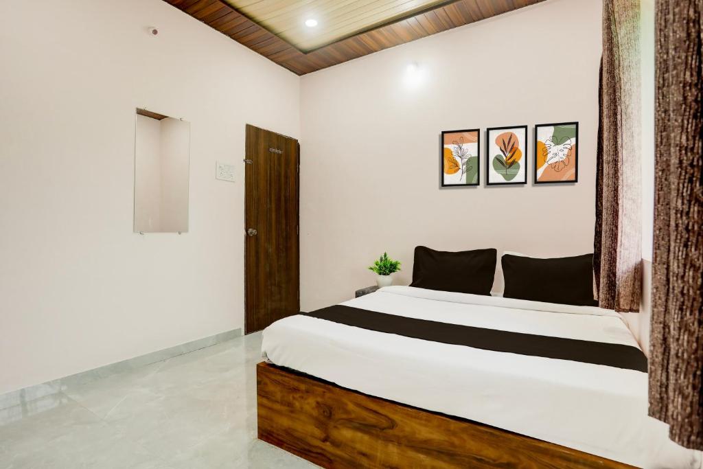 a bedroom with a large bed in a room at HOTEL O SKYLITE Vhirgaon in Pānchgaon