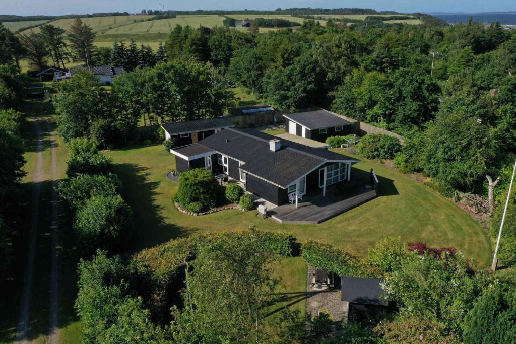 une vue aérienne d'une grande maison sur un terrain en herbe dans l'établissement Charming Cottage With Large Fenced Garden, à Løgstør