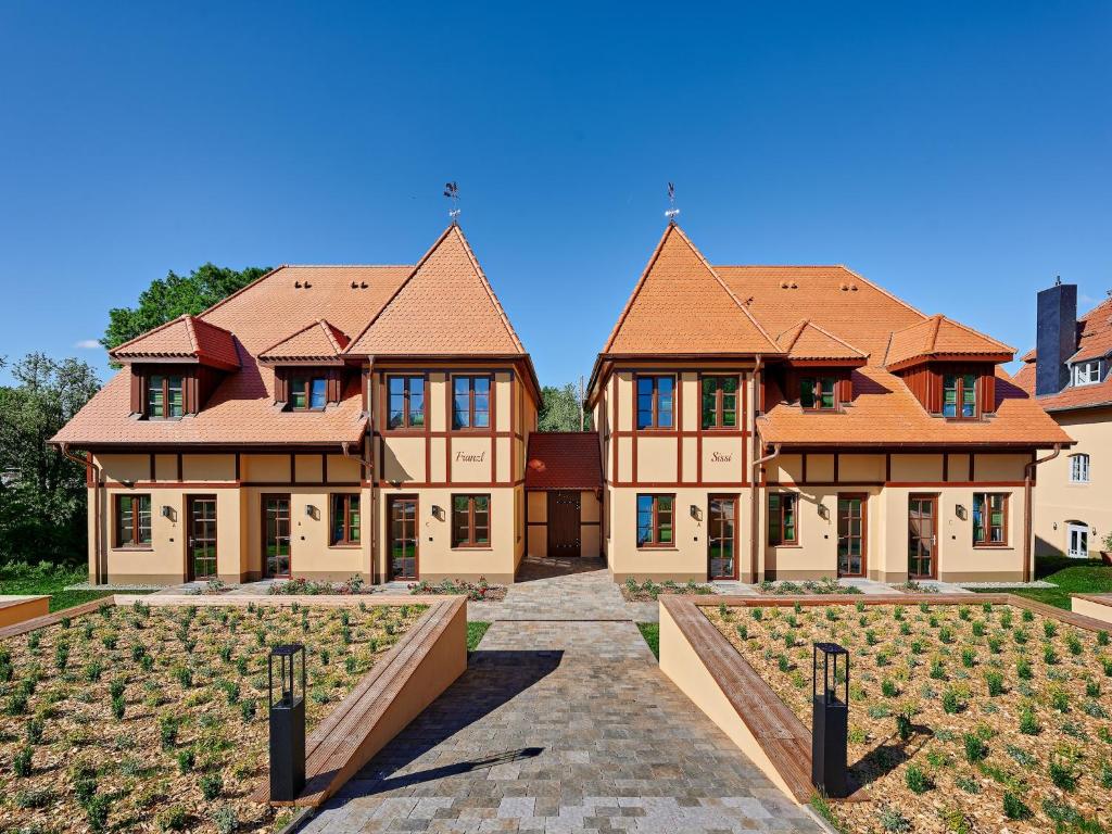une maison avec un jardin devant dans l'établissement Villa in Wendorf nahe WINSTONgolf Platz, à Müsselmow