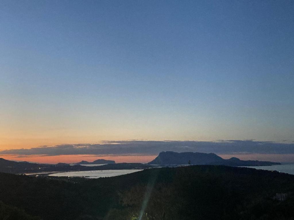vista di una cassa d'acqua al tramonto di Agrustos Paradise a Budoni
