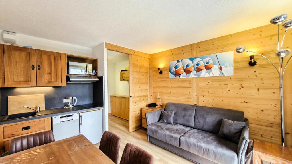 un soggiorno con un divano e un tavolo di Résidence Iris - Studio entièrement rénové avec cabine · Centre station · Balcon MAE-4504 a Magland