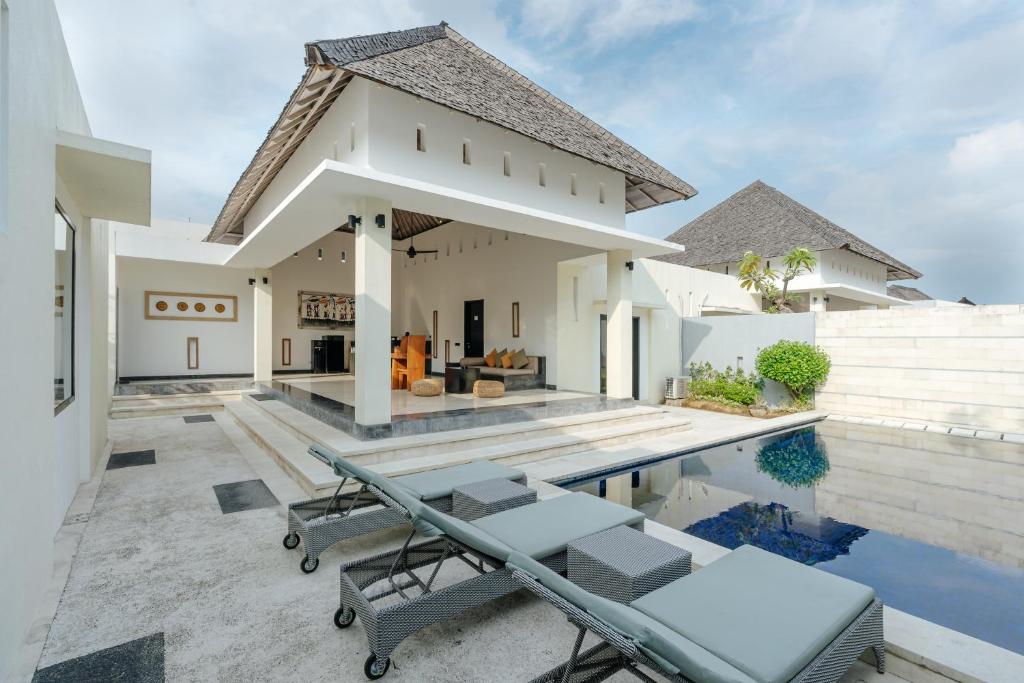 Hồ bơi trong/gần The Seminyak Suites Private Villas