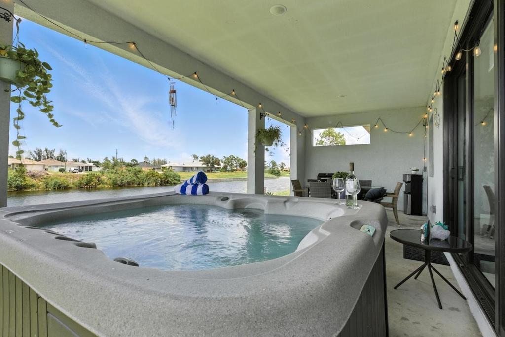 una vasca idromassaggio in una casa con una grande finestra di Canal's Breeze a Cape Coral