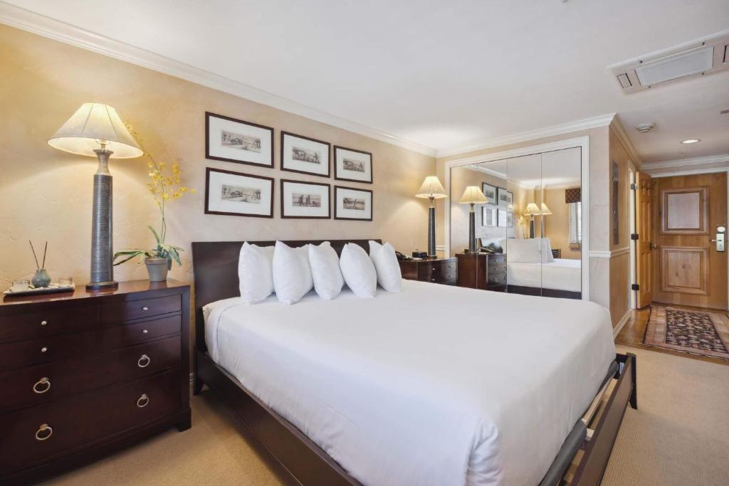 a bedroom with a large white bed and a mirror at Lodge Tower 690 in Vail