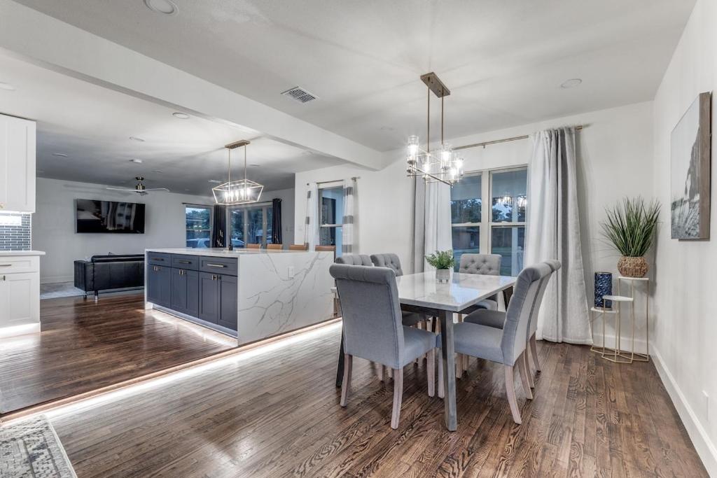 Χώρος καθιστικού στο Dallas Luxury Near Lake 4BR 3BA - 2 Ensuites