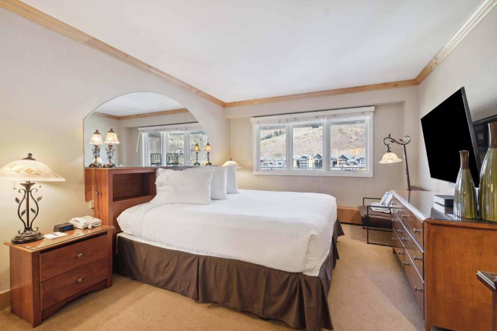 a bedroom with a large bed and a television at Lodge Tower 782 in Vail