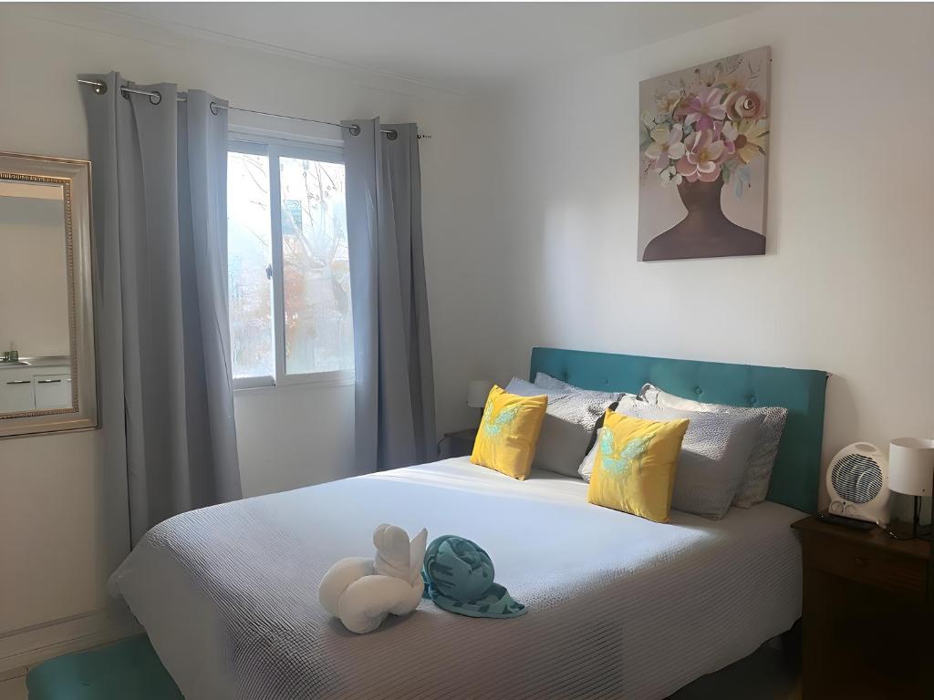 a bedroom with a bed with a stuffed animal on it at Eco Dpto Estudio El golf 9 in Santiago