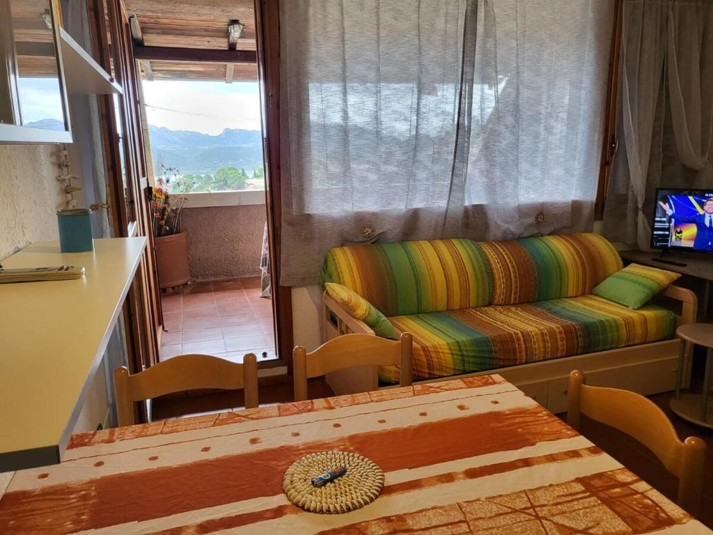 a living room with a couch and a table at Residenza Verde Mare Cugnana village in Cugnana Verde