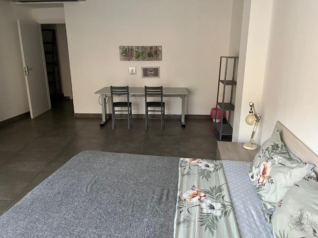 ein Wohnzimmer mit Tisch und Bett in der Unterkunft Barattularia House in Pisa