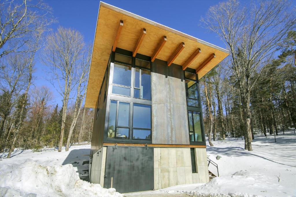 ストーにあるSterling Treehouseの雪の森の家