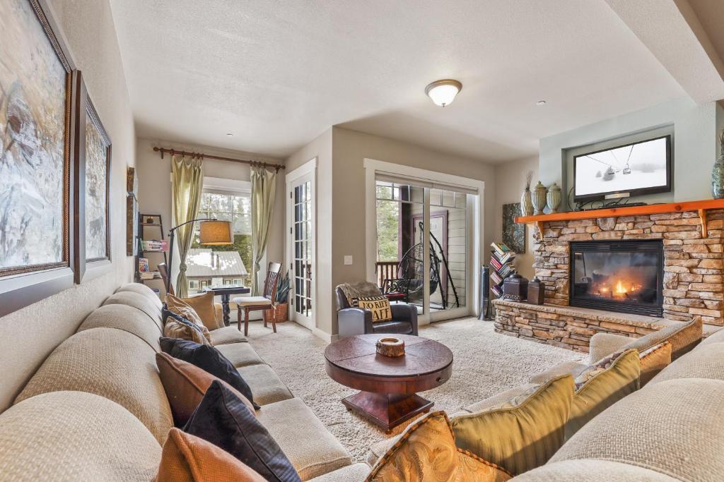 ein Wohnzimmer mit Couch und Kamin in der Unterkunft Spacious Elegance-Kirkwood-Timber Ridge 3 Bedroom residence in Kirkwood