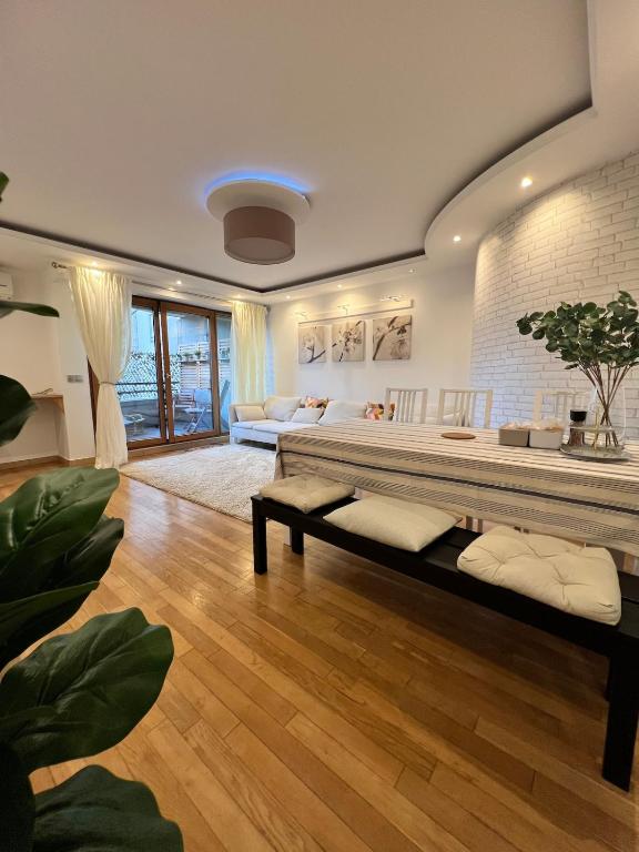Φωτογραφία από το άλμπουμ του Spacious 2BR Balcony and AC σε Charenton-le-Pont