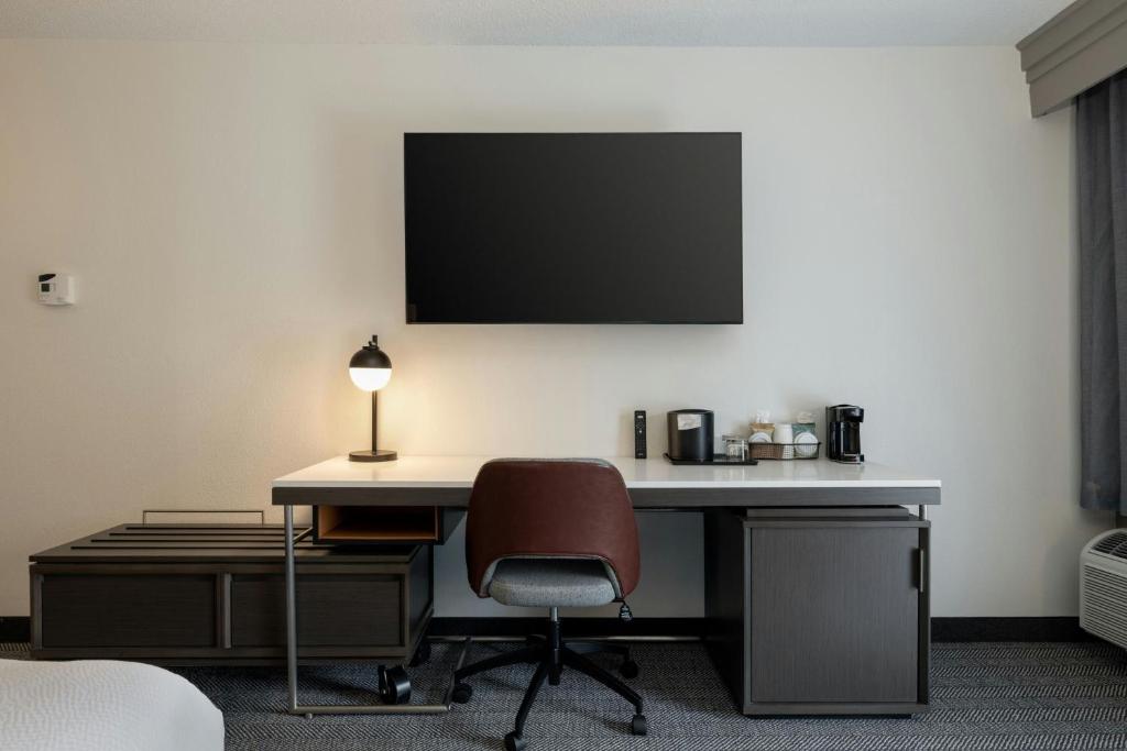 Courtyard by Marriott North Charleston Airport Coliseum photo