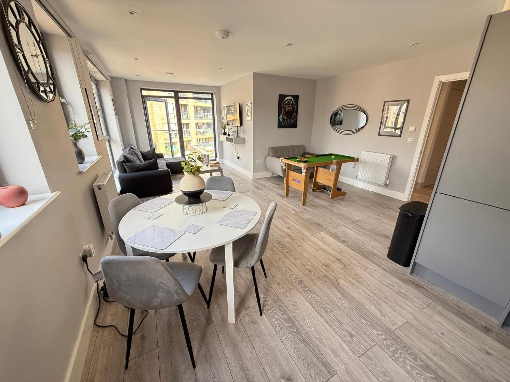 Posezení v ubytování Stylish Penthouse 5-Bed Duplex