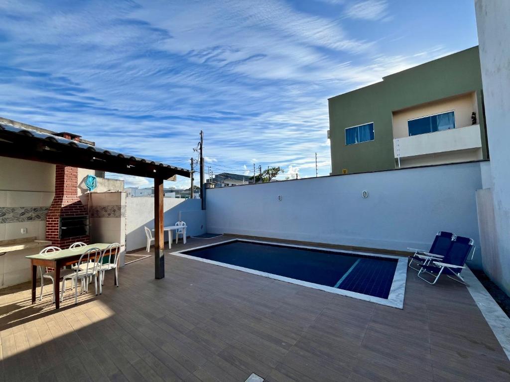 patio con piscina in cima a un edificio di Casa Trindade - Residencial Caminho da Praia a Porto Seguro
