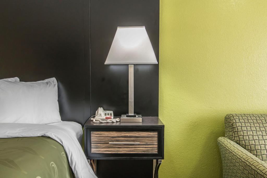 Quality Inn Hinesville - Fort Stewart Area, Kitchenette Rooms - Pool - Guest Laundry - 王室 - 不吸烟