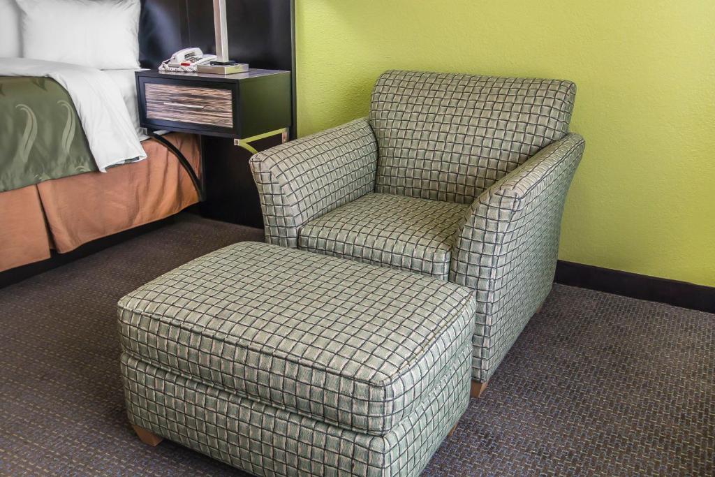 Quality Inn Hinesville - Fort Stewart Area, Kitchenette Rooms - Pool - Guest Laundry - 效率国王套房 - 吸烟