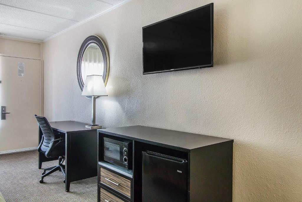 Quality Inn Hinesville - Fort Stewart Area, Kitchenette Rooms - Pool - Guest Laundry - 王室 - 可访问/不吸烟