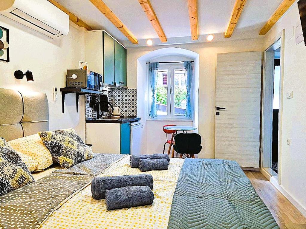 una camera da letto con un letto grande e una cucina di Old Town & Ela Place a Spalato (Split)