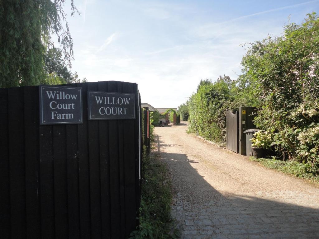 a sign for a willow court farm on a fence at Willow Court Farm Studio East & Petting Farm, 8 mins to Legoland & Windsor, 15 mins to Lapland UK in Windsor