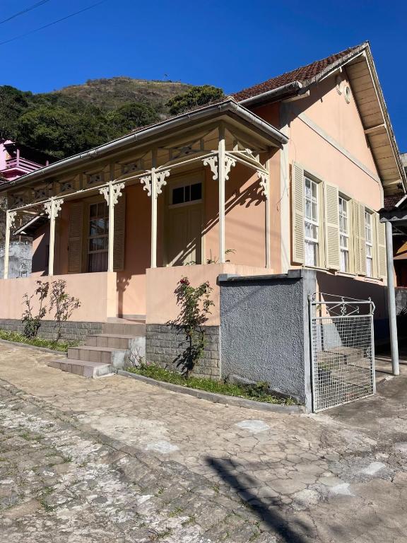 a house with a fence in front of it at Casarão Cidade Imperial in Petrópolis