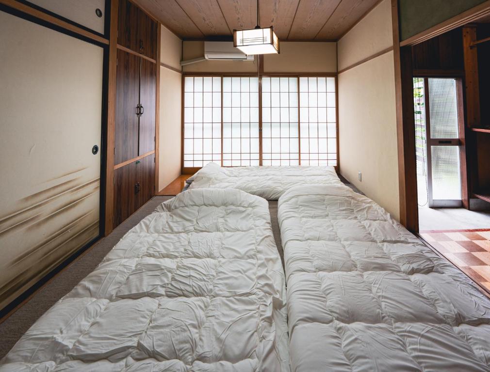 En eller flere senge i et værelse på Yume Cottage