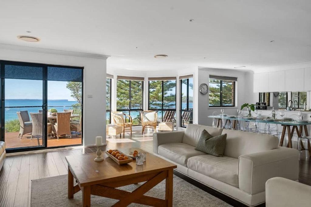 Posezení v ubytování Seaside Escape - direct Collingwood Beach access