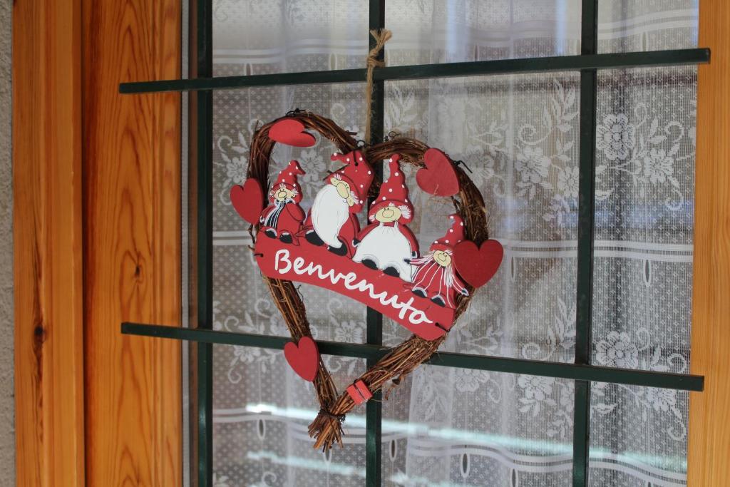 サン・ヴァンサンにあるIn perfetto stile valdostanoの牌口の看板を持つ窓の心臓装飾