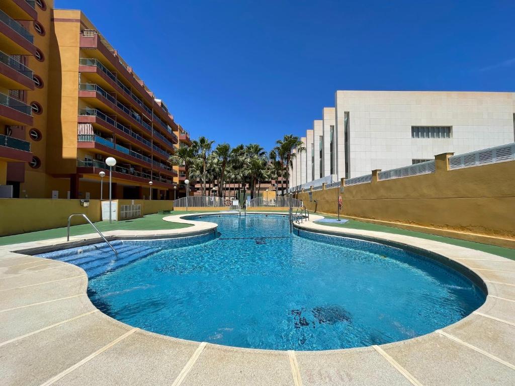 Bazén v ubytování Apartment in Roquetas near the beach nebo v jeho okolí