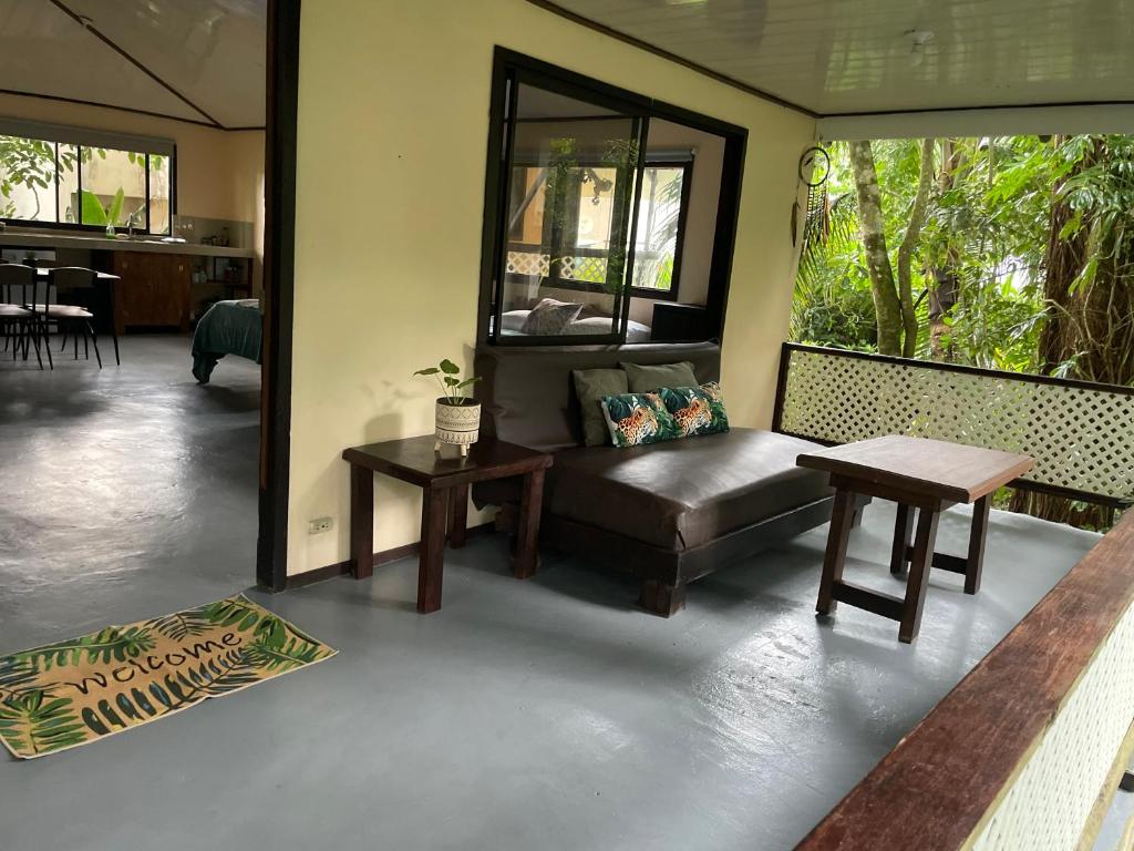 a living room with a couch and a table at Estudio Jaguar in Tortuguero
