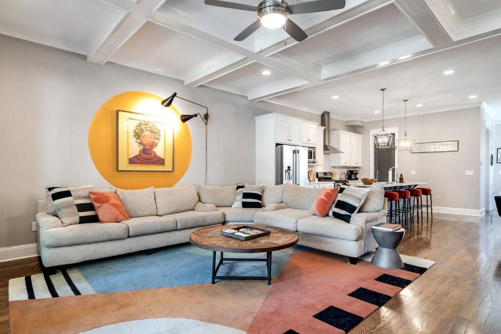 Hotel Nell's Haven Two Miles To Downtown & Broadway, a living room with a couch and a table at Nell's Haven Two Miles To Downtown & Broadway in Nashville