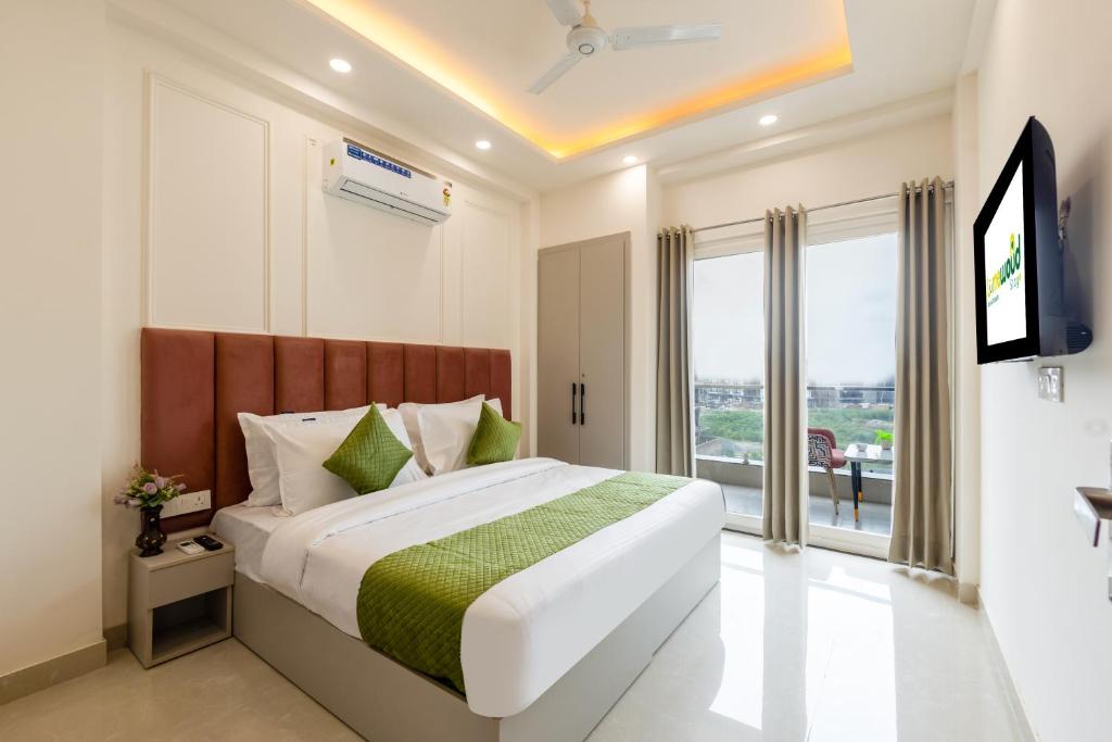 Postel nebo postele na pokoji v ubytování Limewood Stay 2 BHK Service Apartment Near Artemis Hospital