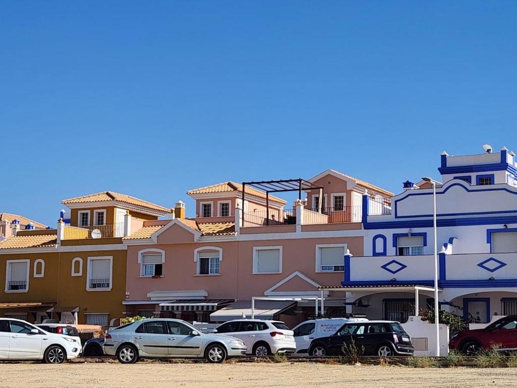 eine Gruppe von Autos, die vor den Gebäuden geparkt werden in der Unterkunft Casa Nova WINTER: Casa costera en San Juan de los Terreros - ES-376-38 in Pulpí