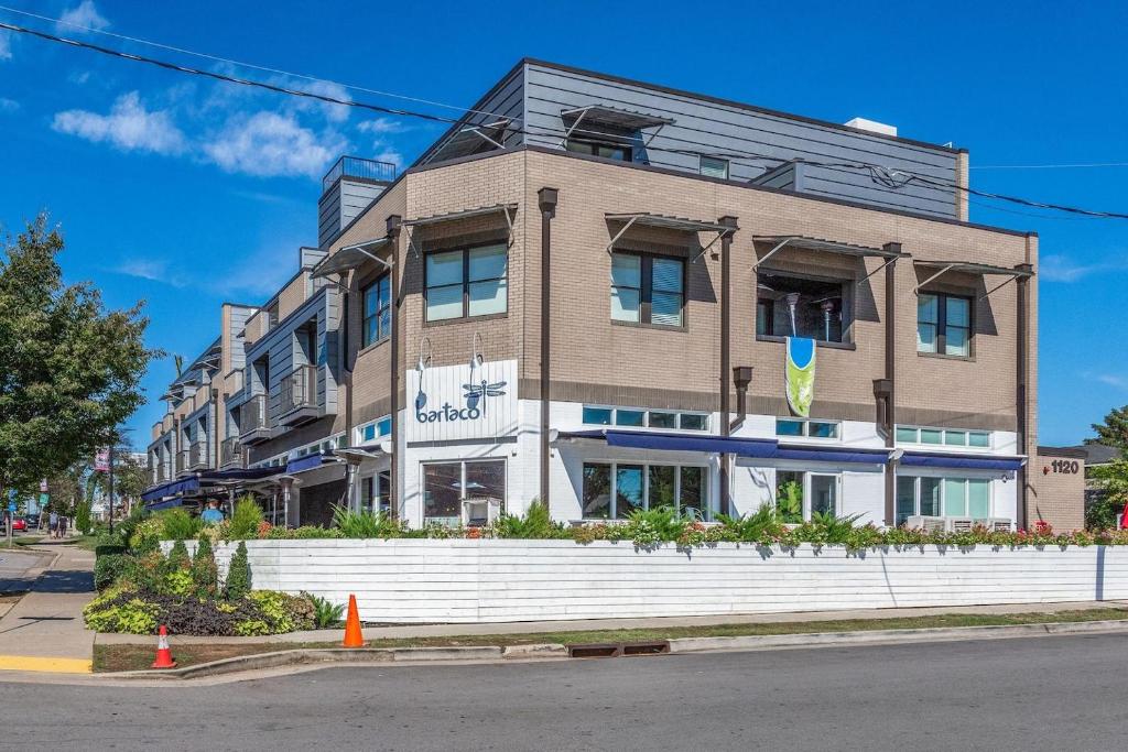 un edificio en la esquina de una calle en Heart Of 12 South, Near Downtown, Park Free- #15, en Nashville