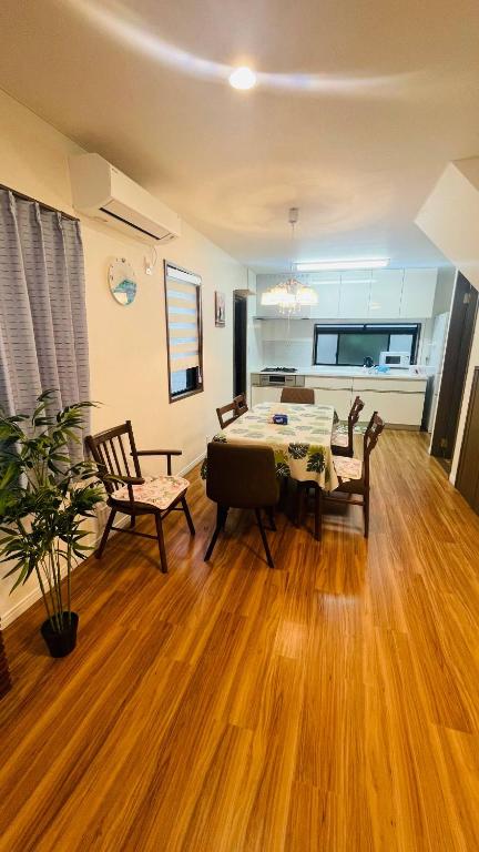 un salon avec une table et des chaises et une cuisine dans l'établissement 福冈独栋别墅Coco, à Fukuoka