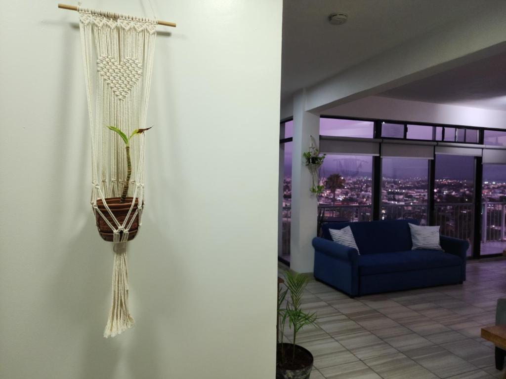sala de estar con sofá azul en Casa Moctezuma Urban escape, en Ensenada