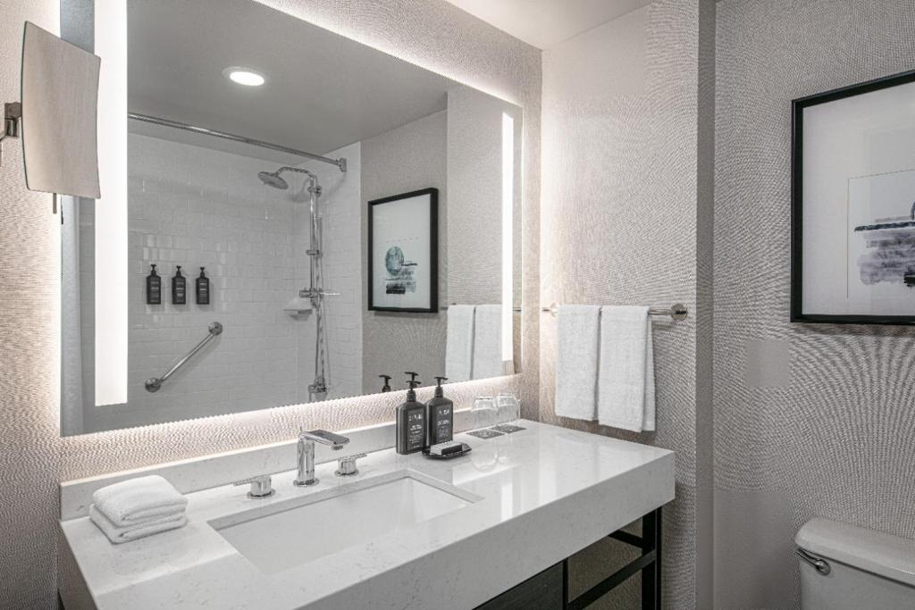 Sheraton LaGuardia East Hotel - 