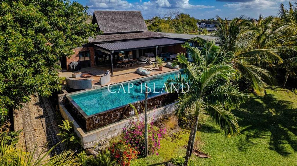En have udenfor Villa Balinaise dans son écrin tropical