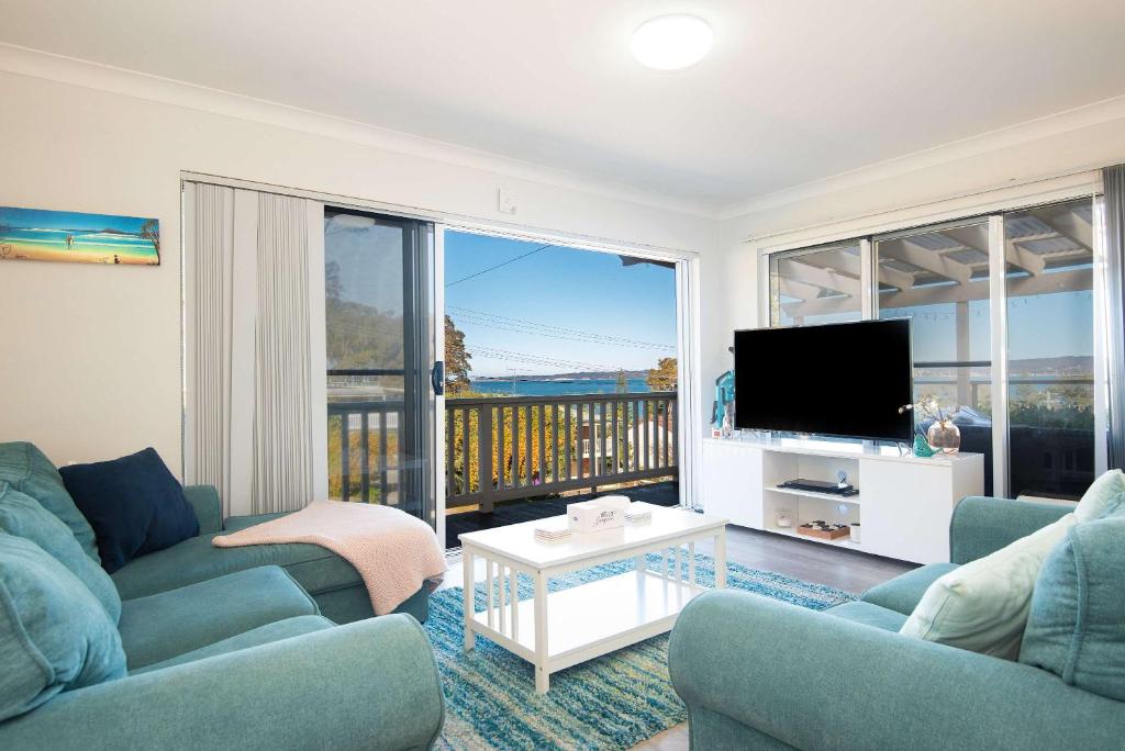 Μια τηλεόραση ή/και κέντρο ψυχαγωγίας στο Coastal Escape - walking distance to beach pet friendly