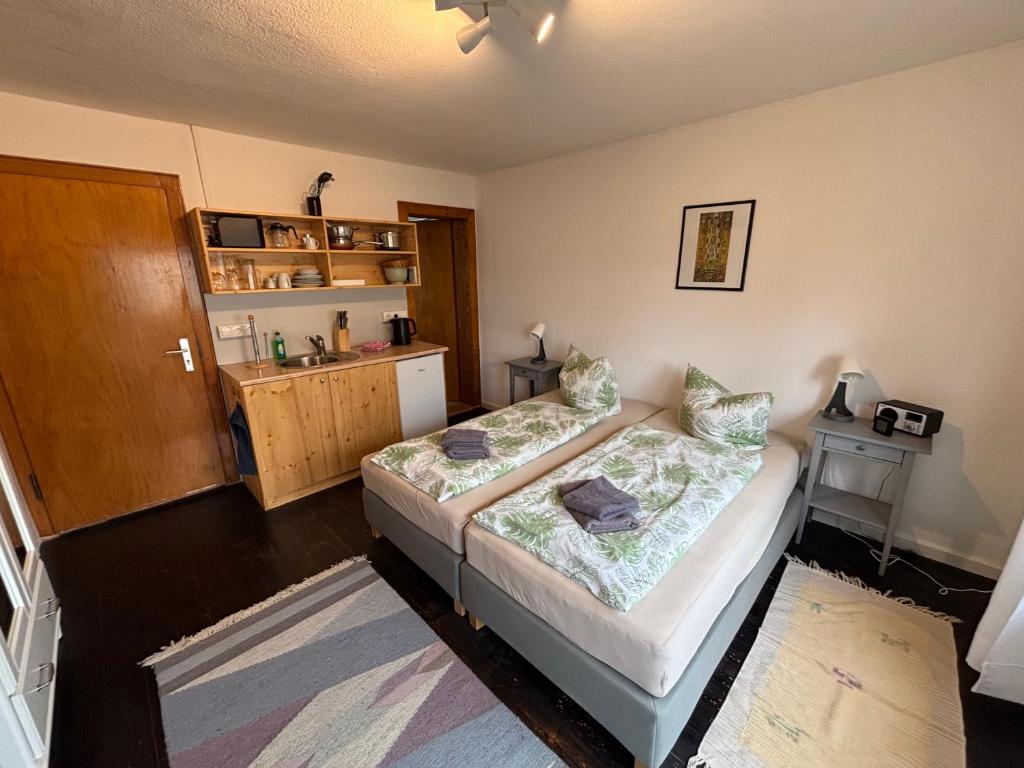 Un dormitorio pequeño con una cama y un lavabo. en Ferienzimmer Grabenweg, en Bad Rodach