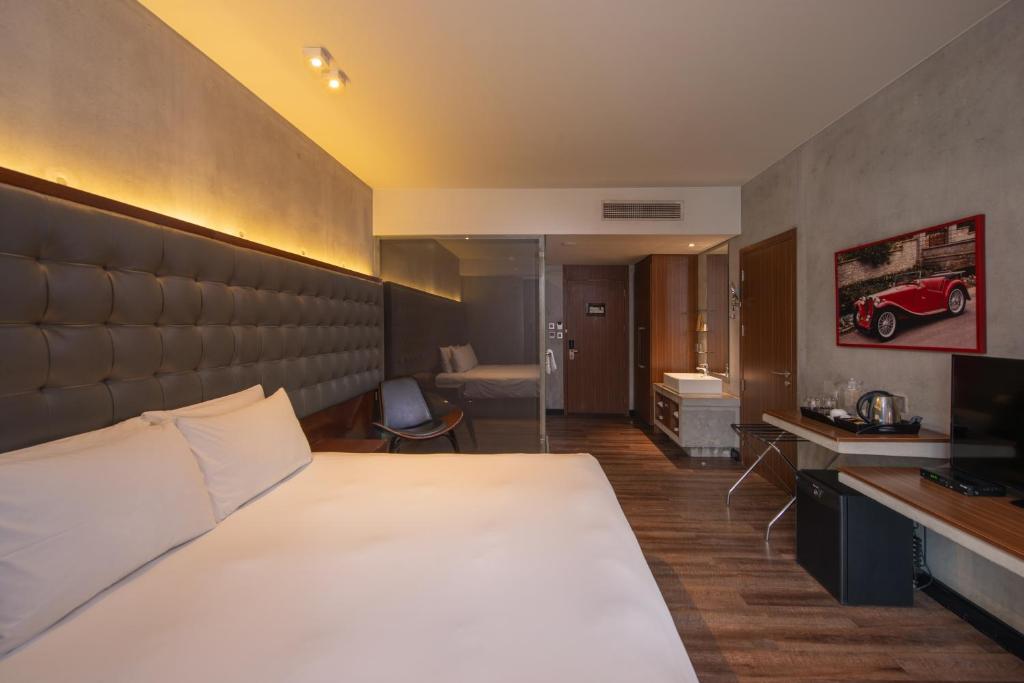 The B Hotel Quezon City photo