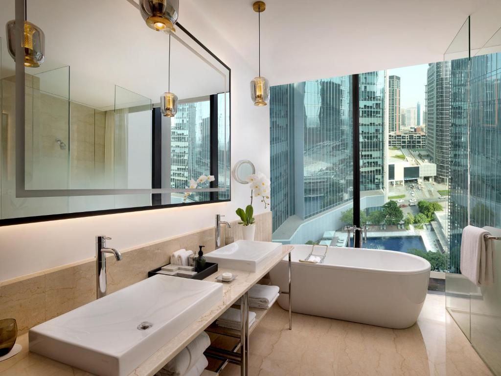 Deluxe Pool View Room - Image 4