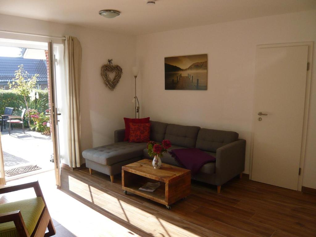 un salon avec un canapé et une table dans l'établissement Aloha 1, à Neue Tiefe Fehmarn