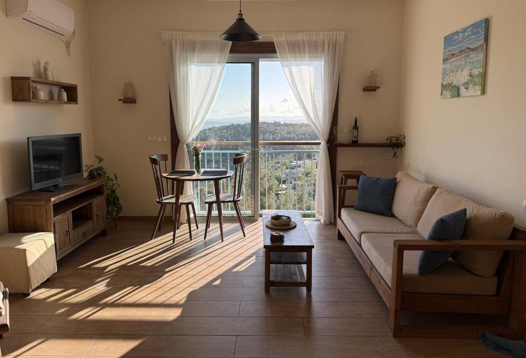 Μια τηλεόραση ή/και κέντρο ψυχαγωγίας στο Avtalyon Wood accommodation