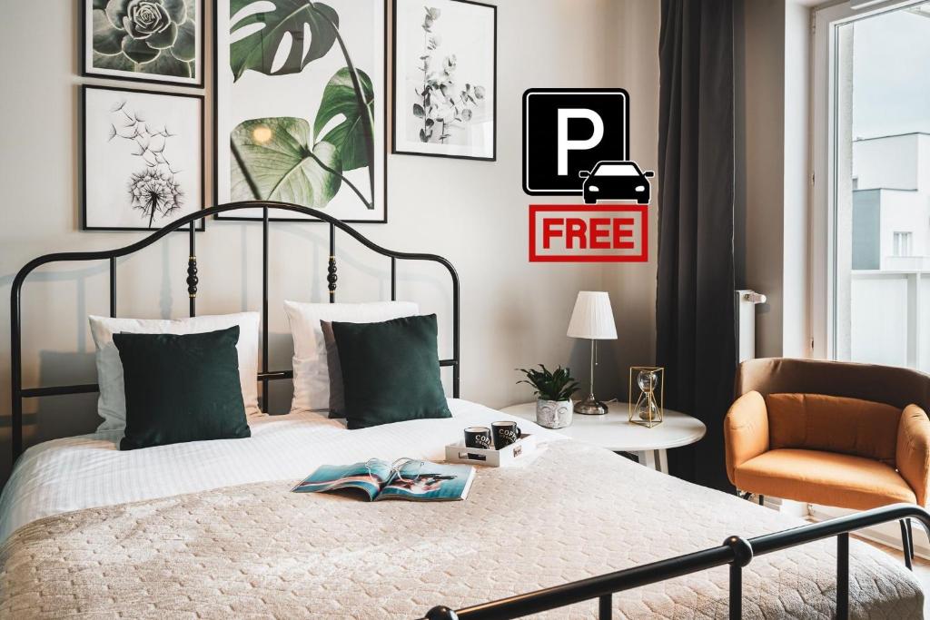 une chambre avec un grand lit et une chaise dans l'établissement Pure Rental Premium Apartments Inżynierska - Free Parking & AC, à Wrocław