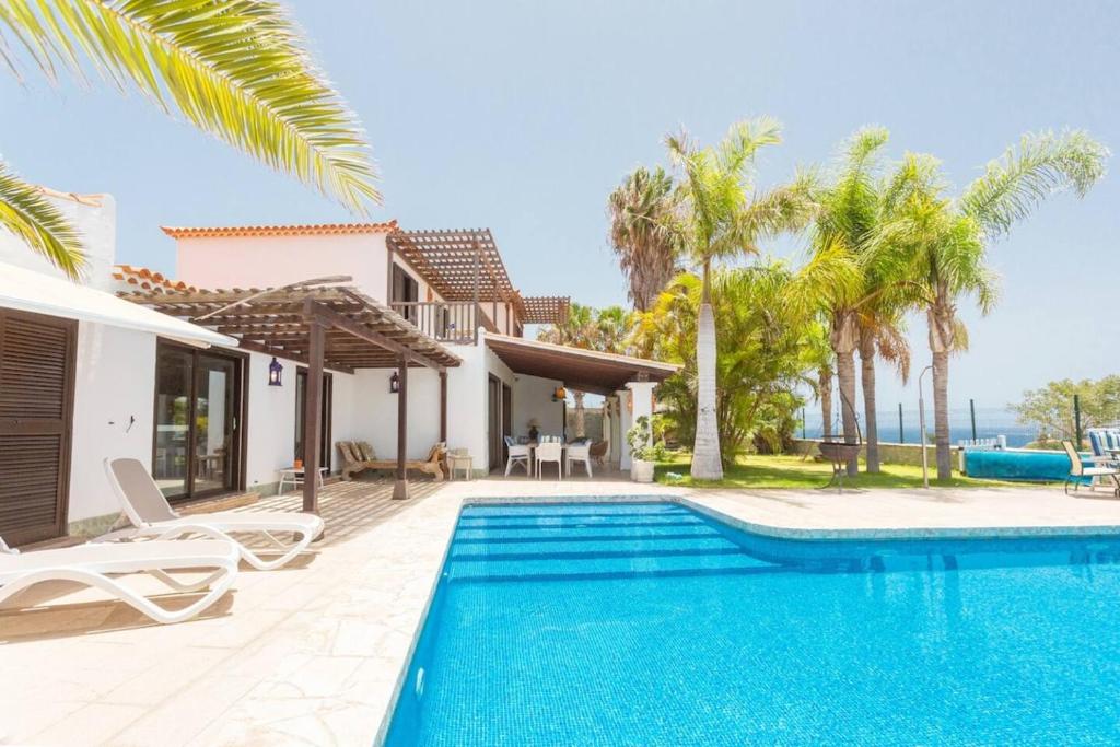 een afbeelding van een villa met zwembad bij La Quinta Heights -6 Bed Villa-private Pool in San Miguel de Abona