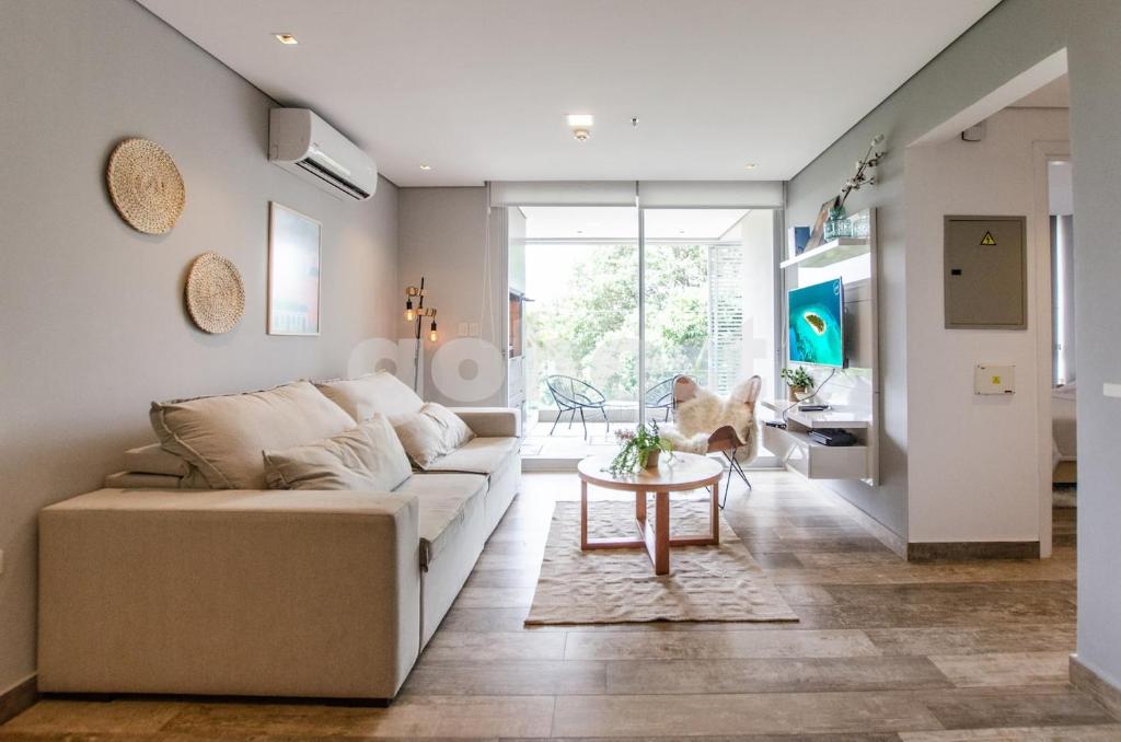 een woonkamer met een bank en een tafel bij Luxury, Bbq & Pool In Villa Morra in Asuncion