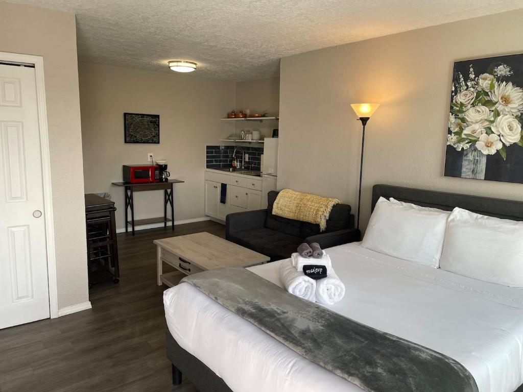 a hotel room with a bed with a stuffed animal on it at Studio Wbalcony-nob Hill, Unmh, Pres Hosp in Albuquerque